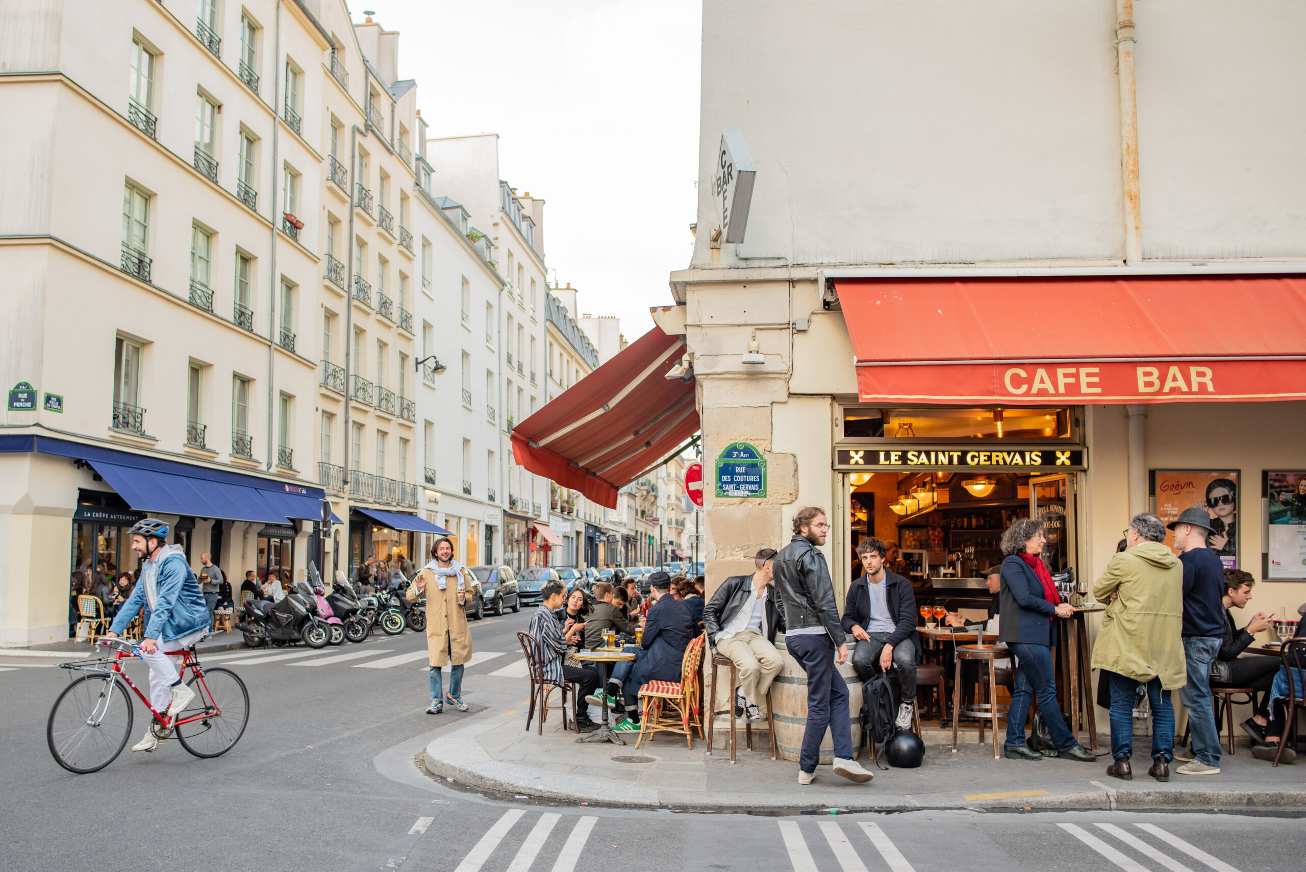 Paris,/,France,-,May,16,,2018:,Friends,Hang,Out